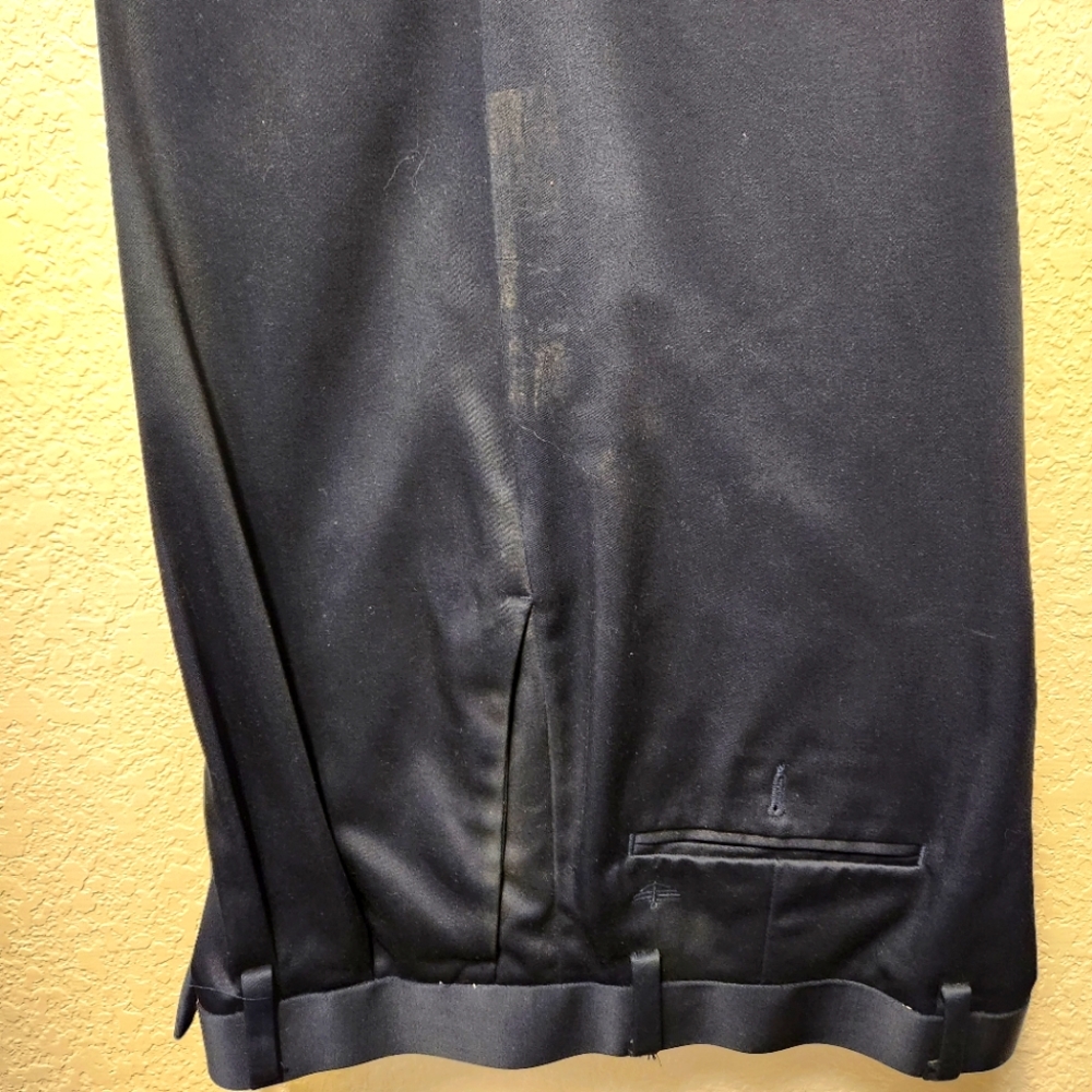 36x32 navy Dockers khaki pants